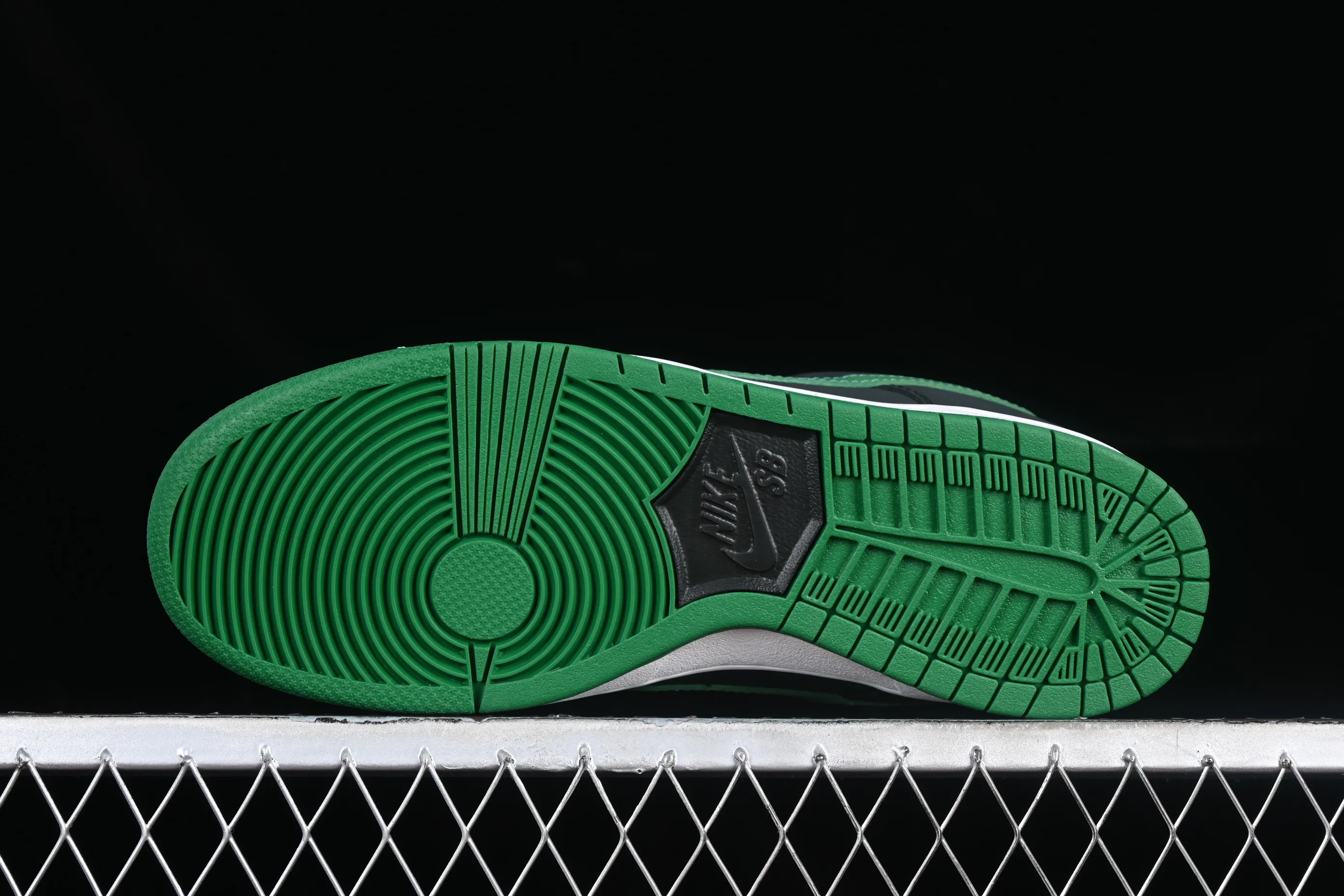 All categories Nk SB Dunk series Nk SB Dunk Low low-top sneakers K version Nk SB Dunk Low black and green Dunk series low-top casual sports skateboard shoes BQ6817-005